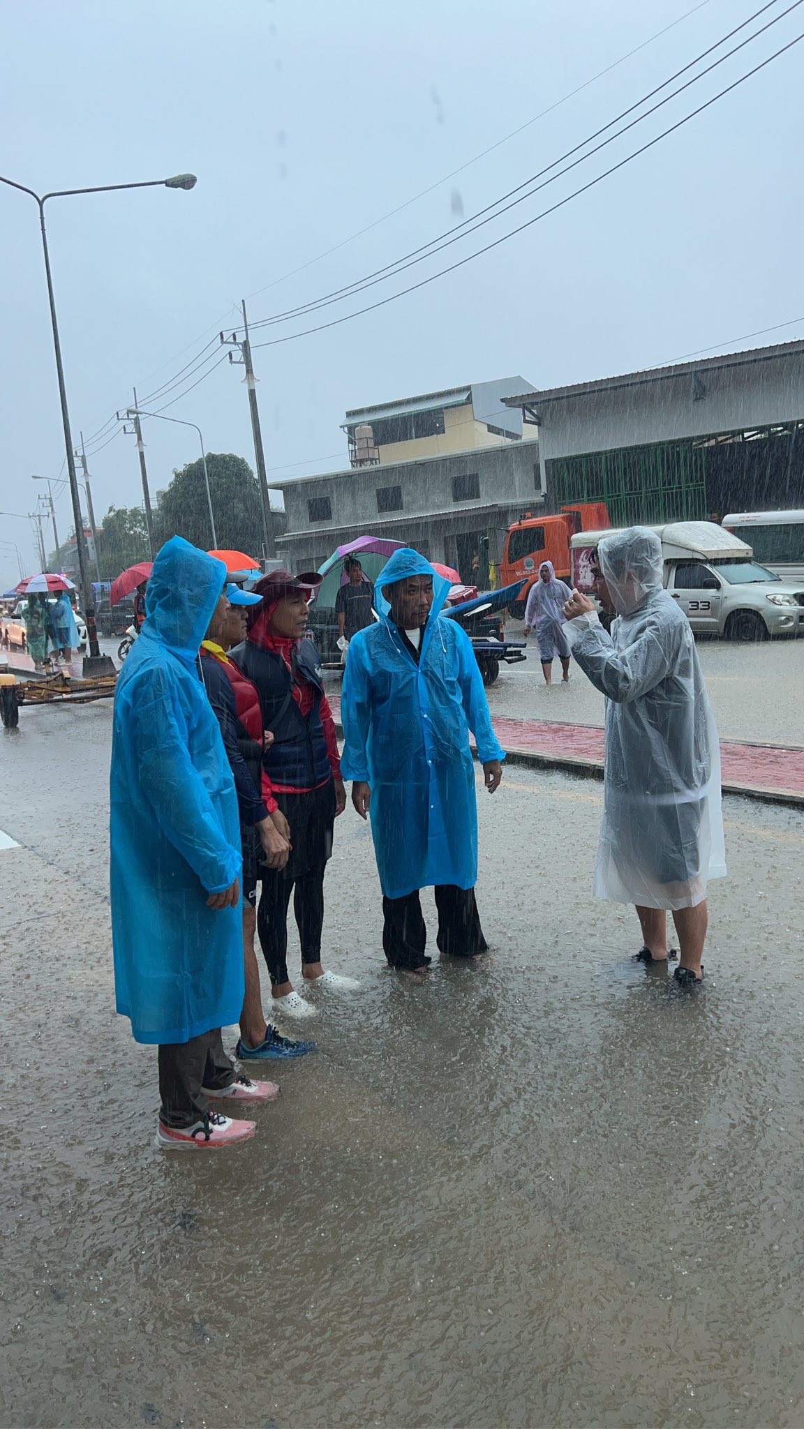 อธิบดีกรมชลประทานติดตามสถานการณ์น้ำหาดใหญ่ต่อเนื่อง สั่งการเร่งช่วยเหลือประชาชนในพื้นที่