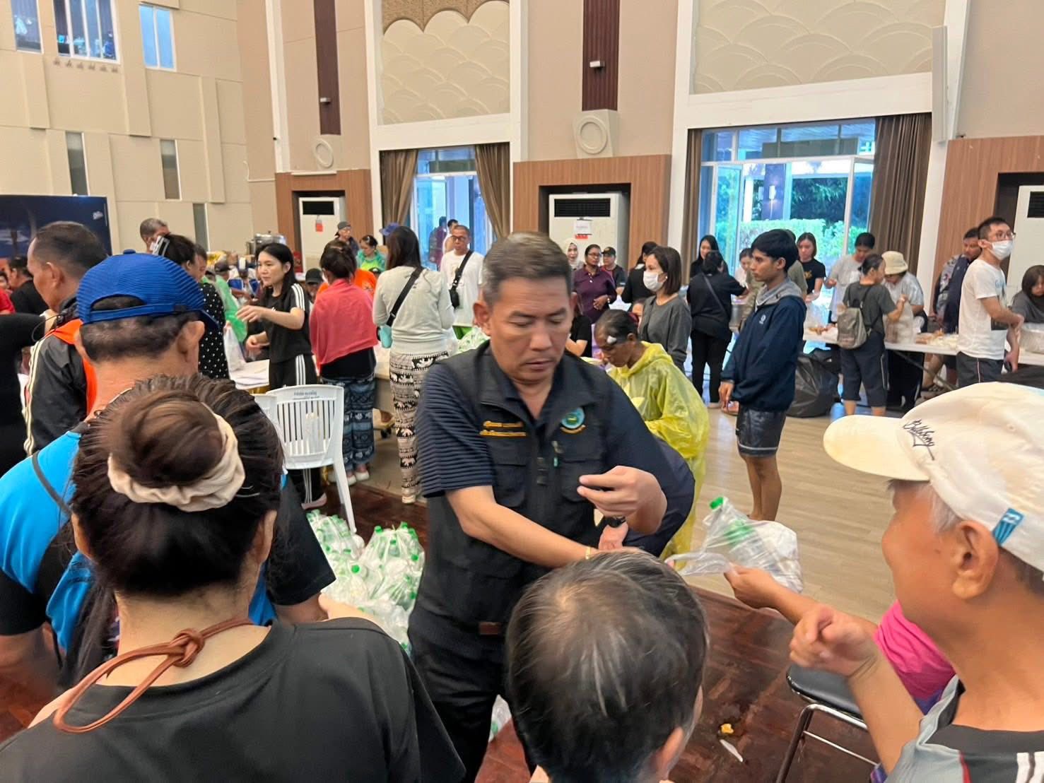 กรมชลประทานบูรณาการหลายหน่วยงาน ลงพื้นที่หาดใหญ่ช่วยผู้ประสบอุทกภัย มอบถุงยังชีพ–จัดรถบรรทุกอพยพประชาชนออกจากพื้นที่เสี่ยง