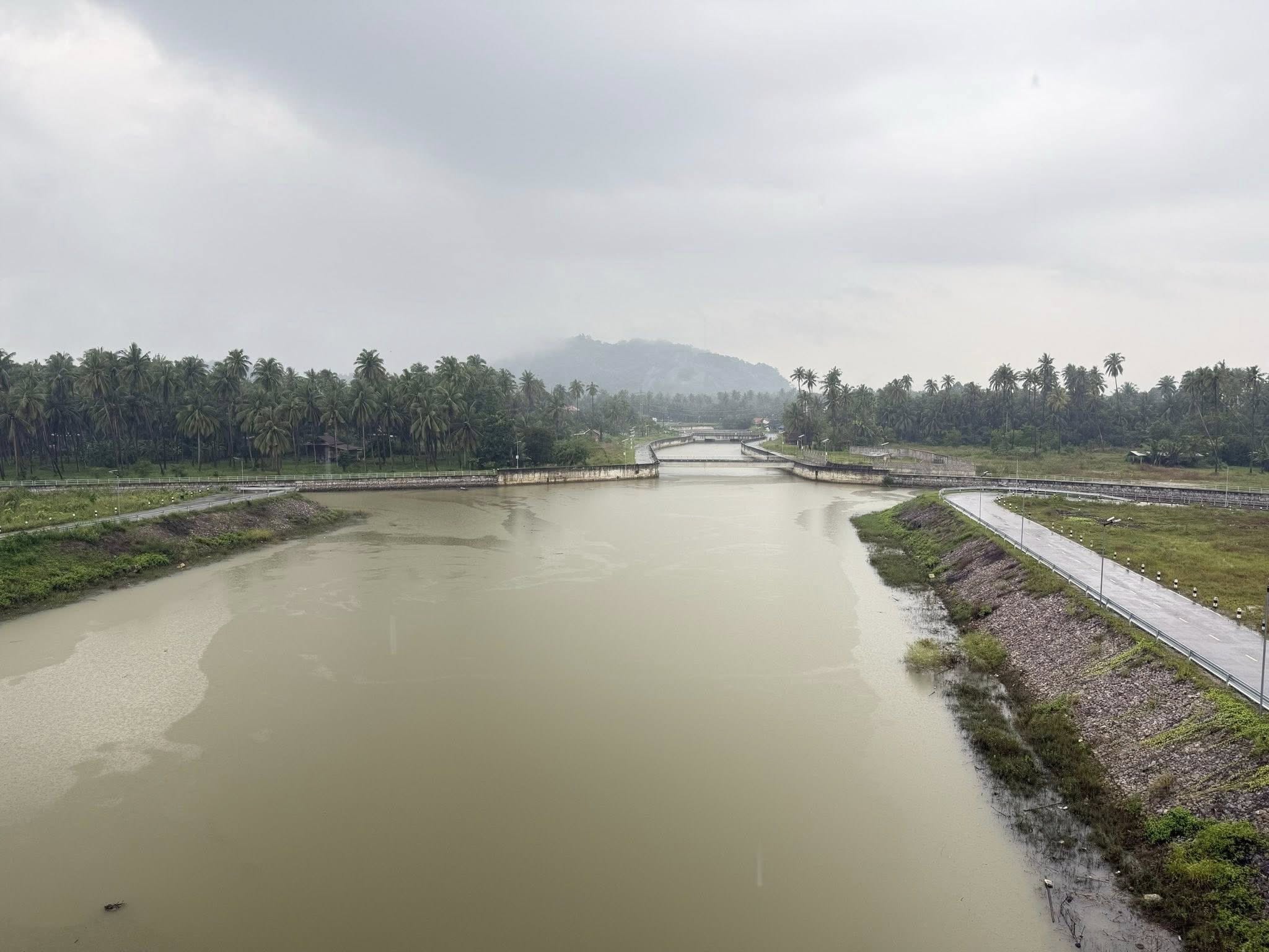 กรมชลฯ เฝ้าระวังฝนใต้เข้ม ระดมเจ้าหน้าที่–เครื่องจักร พร้อมรับมือสถานการณ์