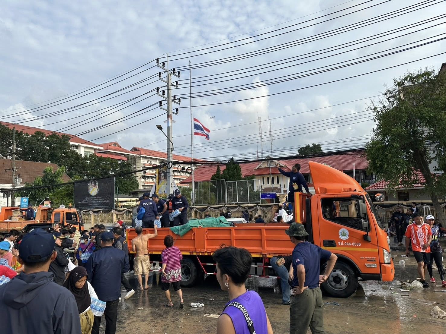 ชป.เดินหน้าเร่งระบายน้ำ–ฟื้นฟูพื้นที่หลังน้ำลดอย่างต่อเนื่อง ช่วยเหลือพี่น้องชาวหาดใหญ่