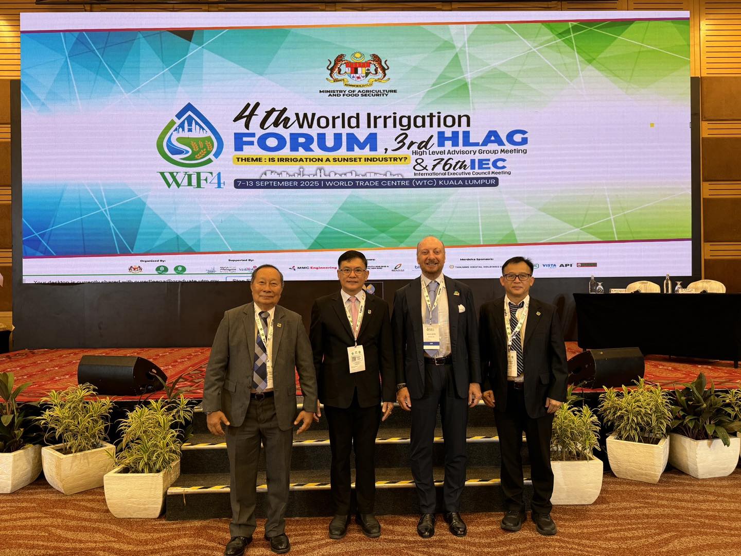 ผู้แทน THAICID รับโล่ขึ้นทะเบียน “เขื่อนพระรามหก” เป็นอาคารชลประทานมรดกโลก (WHIS2025) ณ กรุงกัวลาลัมเปอร์ ประเทศมาเลเซีย 