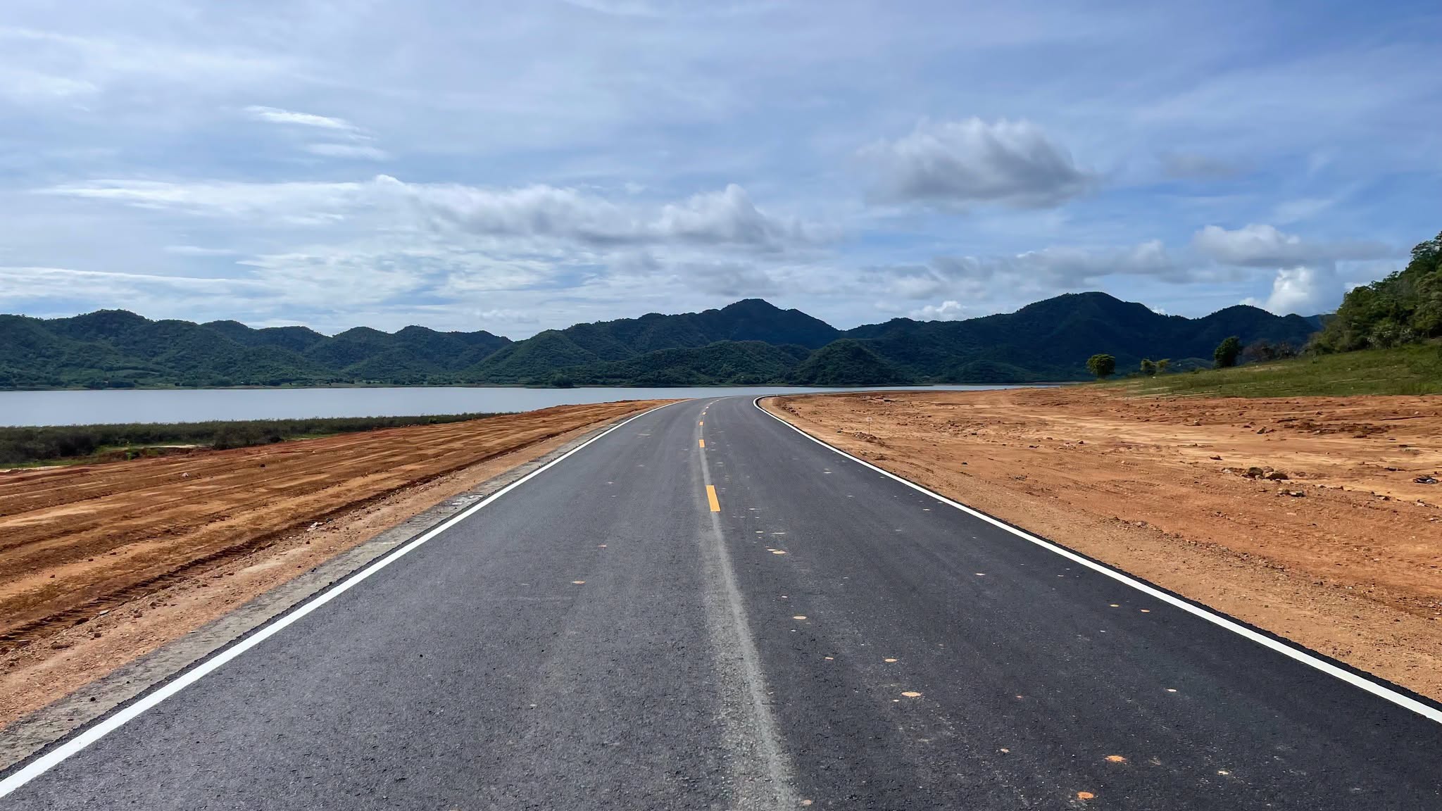 โปร่งใส ได้มาตรฐาน ตรวจสอบได้ กรมชลประทาน มั่นใจ! ถนนใหม่รอบเขื่อนปราณบุรี ได้มาตรฐาน ทำตามระเบียบทุกขั้นตอน