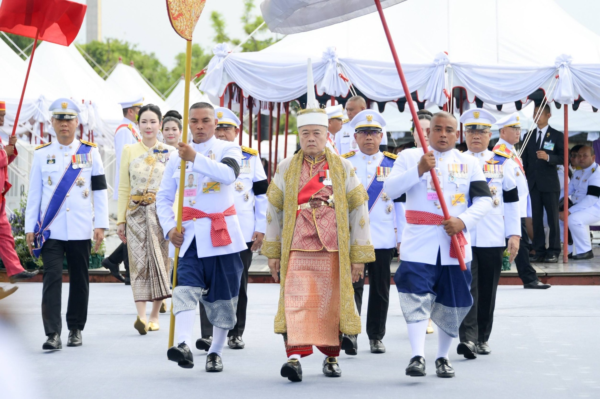 พระยาแรกนา หยิบผ้าหกคืบ  พระโคกิน ถั่ว หญ้า น้ำ เหล้า เสี่ยงทายพระราชพิธีพืชมงคลจรดพระนังคัลแรกนาขวัญ ประจำปี 2569 