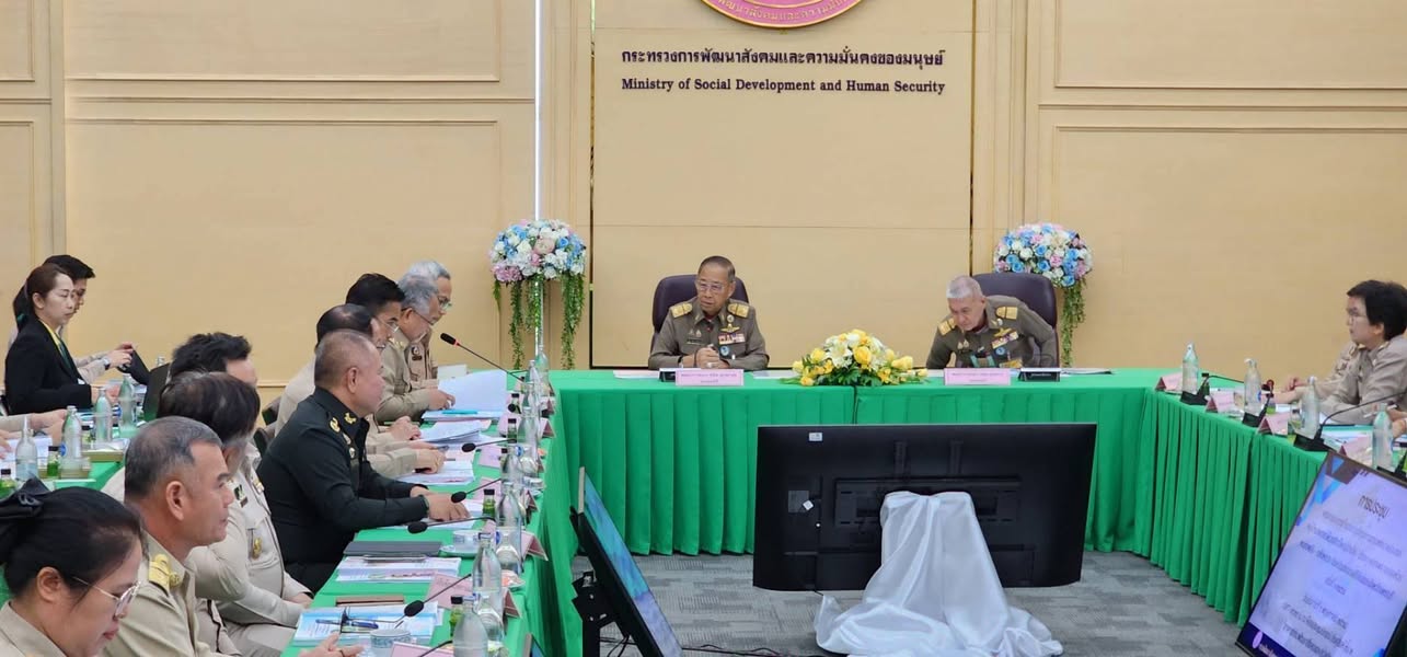 องคมนตรี ประชุมคณะกรรมการอำนวยการโครงการตามพระราชประสงค์หมู่บ้านสหกรณ์ จังหวัดประจวบคีรีขันธ์ และจังหวัดเพชรบุรี 
