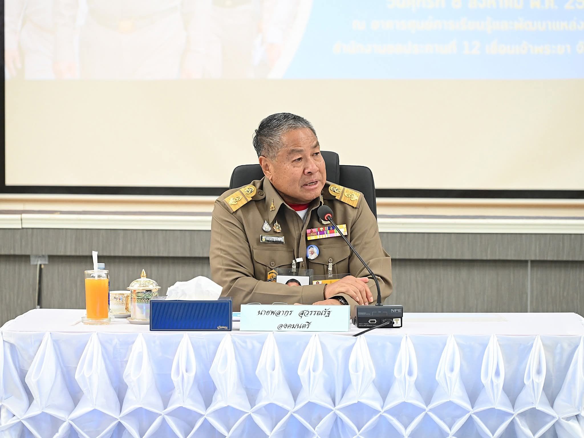 องคมนตรี ติดตามสถานการณ์น้ำ จังหวัดชัยนาท และจังหวัดพระนครศรีอยุธยา