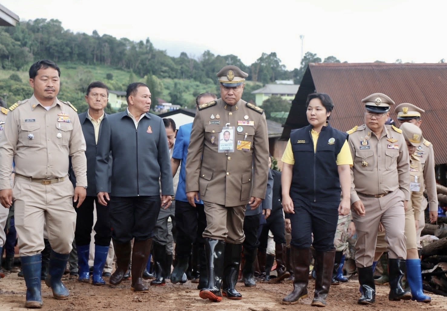 องคมนตรีลงพื้นที่แม่แจ่ม เชียงใหม่ มอบสิ่งของพระราชทานช่วยเหลือผู้ประสบภัยดินโคลนถล่ม