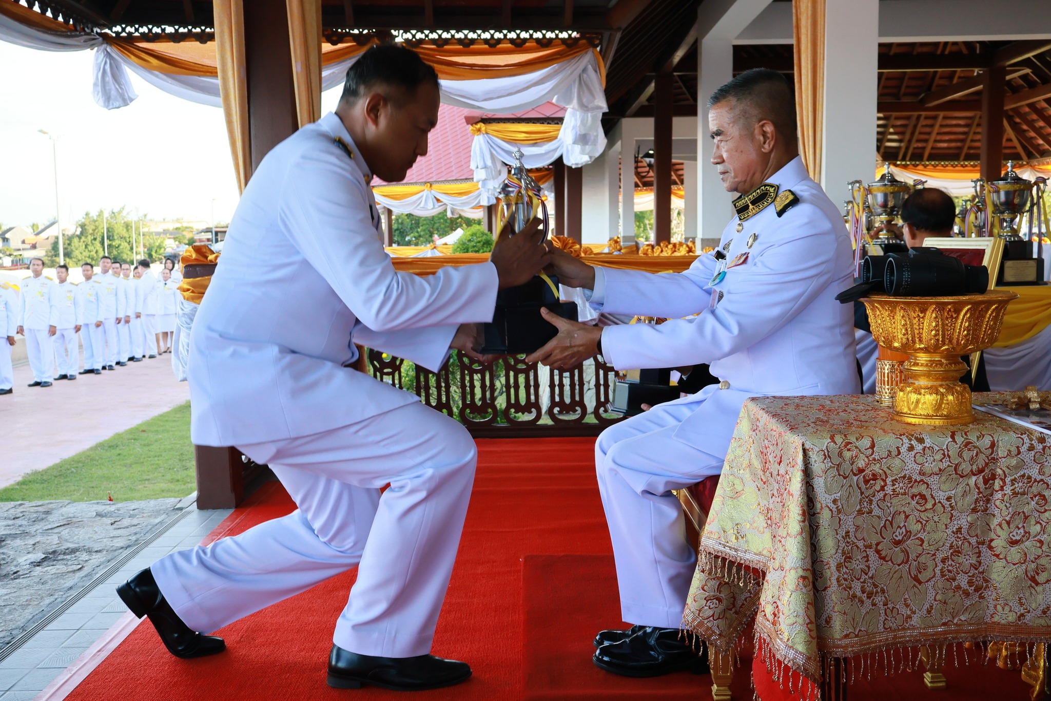 องคมนตรี เป็นผู้แทนพระองค์มอบรางวัลชนะเลิศการแข่งขัน เรือกอและ เรือยอกอง และเรือคชสีห์ ชิงถ้วยพระราชทานหน้าพระที่่นั่ง ประจำปี 2568